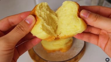 Pãozinho proteico sem glúten aberto, com interior fofinho